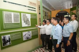 Vietnam Journalists’ Association members visit Vietnam Revolutionary Youth League's Headquarters in Guangzhou (Photo: VNA)