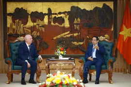 Prime Minister Pham Minh Chinh (R) receives Belarusian Deputy Prime Minister Anatoly Sivak (Photo: VNA)