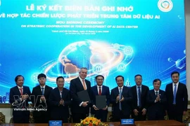 Leaders of the Ho Chi Minh City Department of Science and Technology and Accelerated Infrastructure Capital (AIC) sign a memorandum of understanding on cooperation to invest in the AI Data Centre at Tan Phu Trung Industrial Park. (Photo: VNA) 
