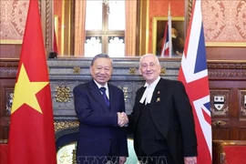 General Secretary of the Communist Party of Vietnam (CPV) Central Committee To Lam (L) meets with Speaker of the UK House of Commons Lindsay Hoyle (Photo: VNA)
