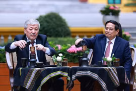 Prime Minister Pham Minh Chinh (R) and Kyrgyz Prime Minister Adylbek Kasymaliev enjoy Vietnamese coffee (Photo: VNA)