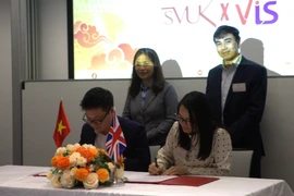 Representatives of the Vietnamese Student Association in the UK (SVUK) and the Vietnam Intellectual Society in the UK and Ireland (VIS) sign the MoU to launch “Vietnam – UK Talent Bank”. (Photo published by VNA)