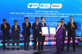 The cooperation agreement exchanged between the Vietnam International Financial Centre in Ho Chi Minh City and the London Stock Exchange on the development of capital markets within the VIFC- HCMC. (Photo: VNA)