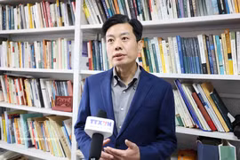 Professor Cui Shoujun of the School of International Studies at Renmin University of China in an interview with the Vietnam News Agency (VNA)'s reporters. (Photo: VNA)