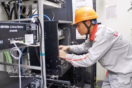 A technician from Viettel Bac Ninh examines equipment at a 5G base transceiver station. (Photo: VNA)