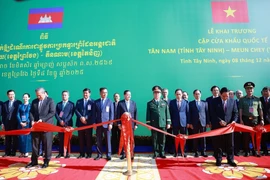 Vietnamese Prime Minister Pham Minh Chinh (R) and his Cambodian counterpart Samdech Thipadei Hun Manet cut the ribbon to inaugurate Tan Nam - Meun Chey int’l border gate pair. (Photo: VNA)