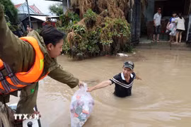 Public security officers in Dak Lak province deliver food supplies to residents in deeply flooded areas along the Banh Lai River. (Photo: VNA)