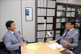 Professor Choe Wongi (R), Head of the Centre for ASEAN – Indian Studies at the Korea National Diplomatic Academy (KNDA), gives an interview to the Vietnam News Agency (Photo: VNA)