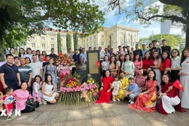 The Vietnamese community in Singapore lay flowers at the bust of President Ho Chi Minh at the Asian Civilisations Museum to mark the 80th anniversary of the August Revolution and National Day (September 2). (Photo: VNA)