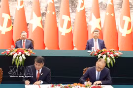 General Secretary of the Communist Party of Vietnam Central Committee and President of Vietnam To Lam (left, back) and his Chinese counterpart Xi Jinping witness the signing of cooperation agreements between the two countries on April 15, 2026. (Photo: VNA)