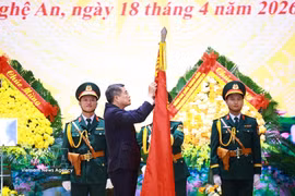 Prime Minister Le Minh Hung confers the “Hero of the People’s Armed Forces” title on Military Region 4 at the ceremony in Nghe An province on April 18. (Photo: VNA) 