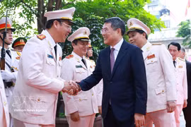 Prime Minister Le Minh Hung greets officials of the Ministry of Public Security at the ceremony on April 18. (Photo: VNA)