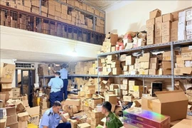 Thousands of perfumes and cosmetic products of unknown origin are seized by Hanoi's authorities (Photo: VNA)
