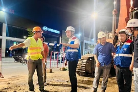 Phan Cong Bang, Director of the city’s Urban Railway Management Board (second from left), oversees work at the construction site. (Photo: nguoiduatin.vn)