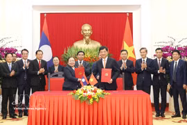 Politburo member, Secretary of the Communist Party of Vietnam (CPV) Central Committee and Chairman of its Organisation Commission Nguyen Duy Ngoc (R) and Politburo member, Secretary of the Lao People’s Revolutionary Party (LPRP) Central Committee and head of its Organisation Commission Sisay Leudetmounsone exchange the cooperation agreement for the 2026-2031 period. (Photo: VNA)