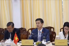 Secretary of the Party Committee of Can Tho city Le Quang Tung (C) speaks at the working session with the delegation of the Federation Council of the Federal Assembly of Russia (Photo: VNA)