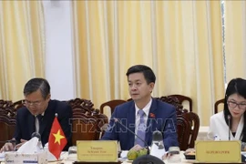 Secretary of the Party Committee of Can Tho city Le Quang Tung (C) speaks at the working session with the delegation of the Federation Council of the Federal Assembly of Russia (Photo: VNA)