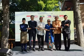 Ambassadors of ASEAN member states pose for a photo at the ceremony. (Photo: VNA)