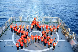 Over 60 overseas Vietnamese from 24 nations and territories visit Truong Sa and DK1 platform (Illustrative image: VNA)