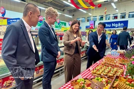 Delegates taste UK food (Photo: VNA)