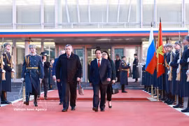 Prime Minister Pham Minh Chinh (R) is seen off at Vnukovo-2 Airport in Moscow on March 25 afternoon. (Photo: VNA)