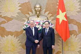 National Assembly Chairman Tran Thanh Man (R) welcomes Achim Post, Vice President of the Social Democratic Party of Germany (SPD). (Photo: VNA)