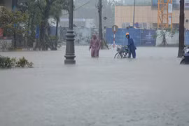 Heavy rain and prolonged flooding have caused deep inundation, making transportation difficult. (Photo: VNA)