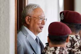 Malaysia's former Prime Minister Najib Razak is escorted by prison guards at Kuala Lumpur Courts Complex, in Kuala Lumpur, Malaysia, Dec. 22, 2025 (Photo: Reuters)