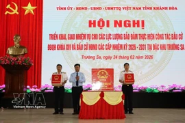 Leader of the Truong Sa special zone hands over ballot boxes to forces tasked with organising the election of deputies to the 16th National Assembly and People’s Councils at all levels for the 2026–2031 term on February 24. (Photo: VNA) 