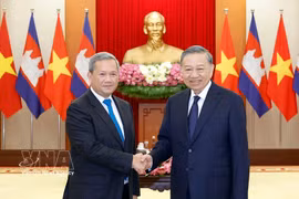 Party General Secretary and State President To Lam (R) receives Cambodian Prime Minister Hun Manet in Hanoi on June 9. (Photo: VNA)