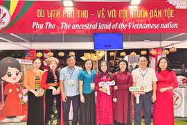 Participants pose for a photo at the booth of Phu Tho at the Lao Cai International Travel Mart (Photo: baophutho.vn)