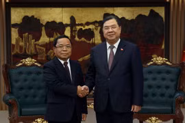 Permanent Deputy Prime Minister Pham Gia Tuc (R) welcomes Lao Deputy Prime Minister and Minister of Justice Khamphan Phommathat in Hanoi on June 15. (Photo: baochinhphu.vn)