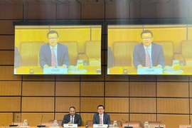 Ambassador Vu Le Thai Hoang (R) hands over the Chairmanship of the Asia-Pacific Group (APG) in Vienna to Ambassador Shambhu Kumaran, head of the Indian Mission. (Photo: VNA)
