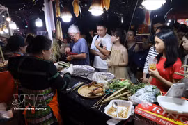 Residents and visitors enjoy cuisine at food stalls during the Da Nang Food Tour 2026. (Photo: VNA)