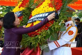 Vice Chairwoman of the National Assembly Nguyen Thi Thanh lays flowers in tribute to the fallen soldiers. (Photo: VNA)