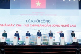 Party General Secretary To Lam (C) and Prime Minister Pham Minh Chinh (third from left) and other delegates break ground Vietnam’s first semiconductor chip manufacturing plant (Photo: VNA)