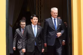 State President Luong Cuong (L) and his Lithuanian counterpart Gitanas Nauseda (Photo: VNA)