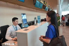 Passengers undergo facial recognition during the check-in process. (Photo: VNA)