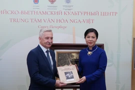Madame Ngo Phuong Ly (R), wife of Party General Secretary To Lam, presents the book series "Ho Chi Minh and the Vietnam–Russia Friendship" to the Russia–Vietnam Cultural Centre. (Photo: VNA) 