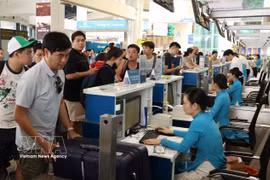Passengers check in at Hanoi's Noi Bai International Airport. (Photo: VNA)