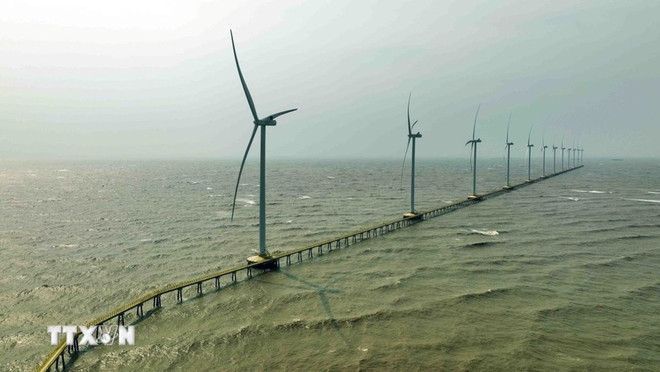 A wind power plant in Duyen Hai township, Vinh Long province (formerly part of Tra Vinh). (Photo: VNA) nang-luong-sach.jpg