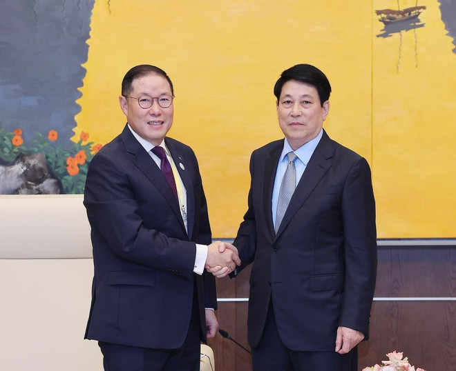 State President Luong Cuong (right) receives Cho Hyun-sang, Chair of the APEC Business Advisory Council (ABAC) 2025, on July 15 (Photo: VNA) luong-cuong.jpg