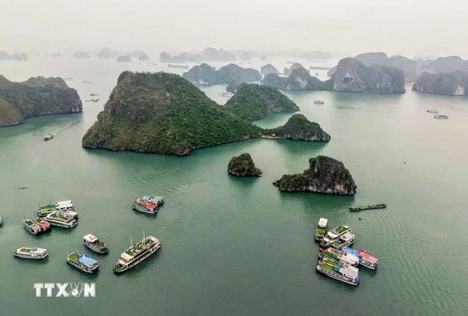 The natural scenery of Ha Long Bay attracts many tourists to visit and explore. (Photo: VNA) ha-long.jpg