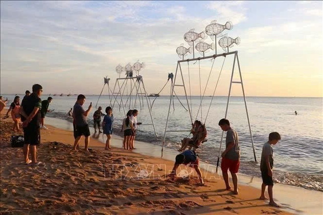 Visitors on Phu Quoc's Long beach (Photo: VNA) phu-quoc.jpg