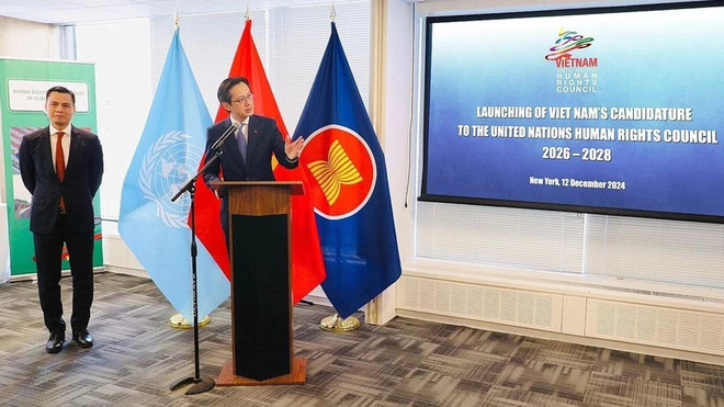 Deputy Minister of Foreign Affairs Do Hung Viet (R) at the launching ceremony of Vietnam's candidature for re-election to the UNHRC for the 2026-2028 tenure. (Photo: VNA) vietnam.jpg