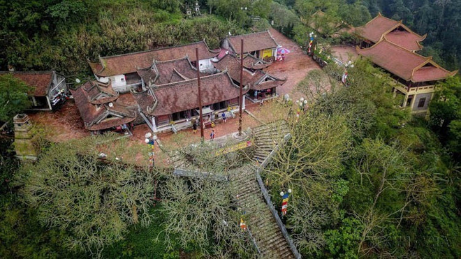 Hoa Yen Pagoda, part of the Yen Tu Historical Relic and Scenic Complex in Quang Ninh, was originally built during the Ly Dynasty (1009-1225) and has been restored multiple times throughout history. (Photo: VNA) chua-hoa-yen-thuoc-khu-di-tich-lich-su-va-danh-thang-yen-tu-quang-ninh-chua-duoc-dung-tu-thoi-ly-va-duoc-ton-tao-nhieu-lan-trong-lich-su-lung-dua-vao-nui-truoc-mat-la-3-cay-dai-co-thu-tren-700-nam-tuoi-2021-anh-t.jpg