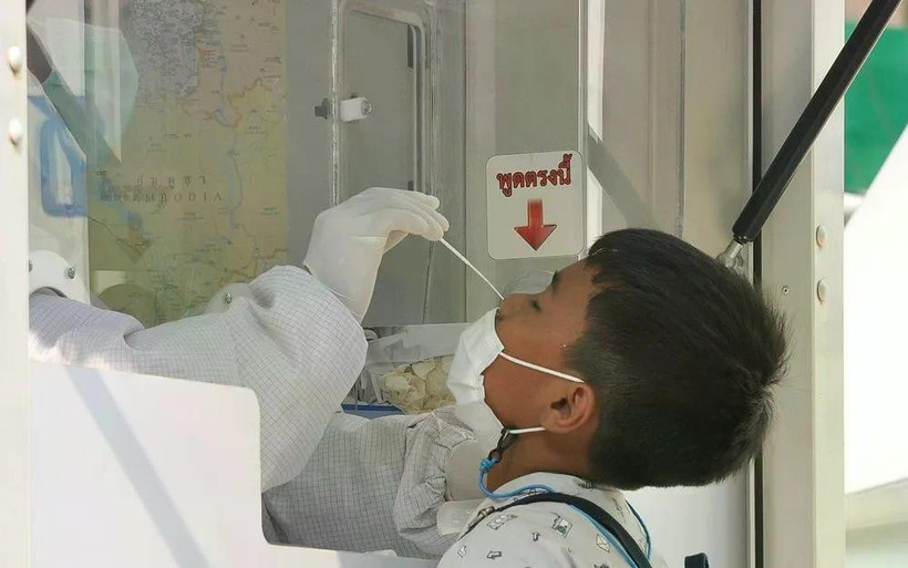 A medical worker takes COVID-19 sample for a citizen in Bangkok (Photo: Xinhua/VNA)