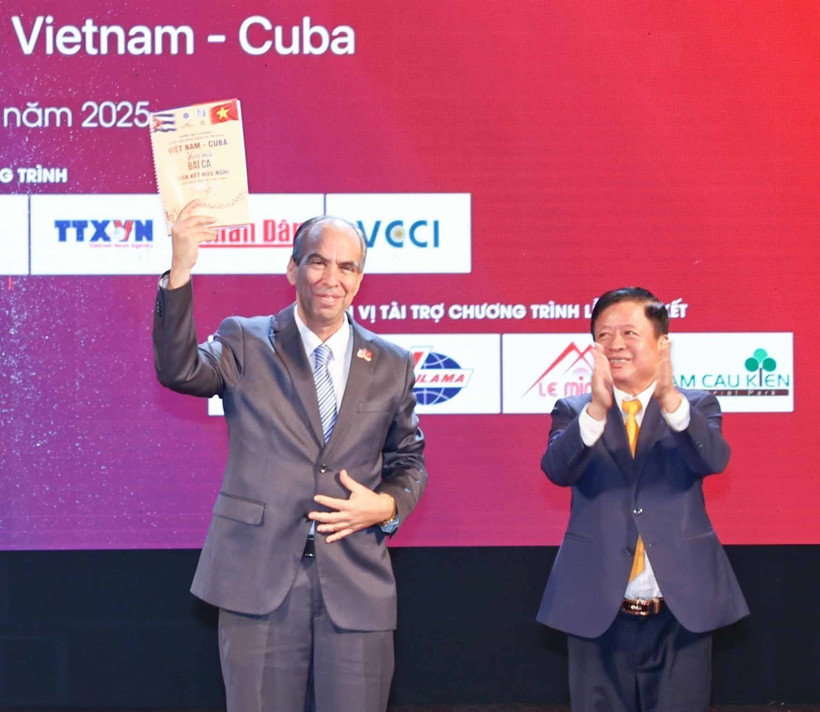 A demo of the music collection “Vietnam–Cuba: Forever the Song of Solidarity and Friendship" is presented to Cuban Ambassador to Vietnam Rogelio Polanco Fuentes (L). Photo; VNA)