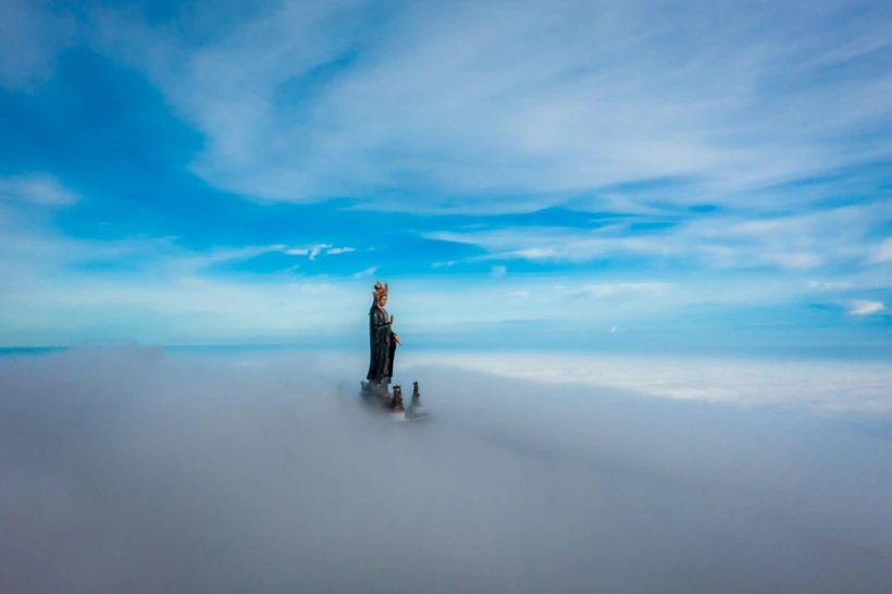 The majestic Bodhisattva Tay Bo Da Son statue amidst the clouds on Ba Den mountain (Source: Sun Group)