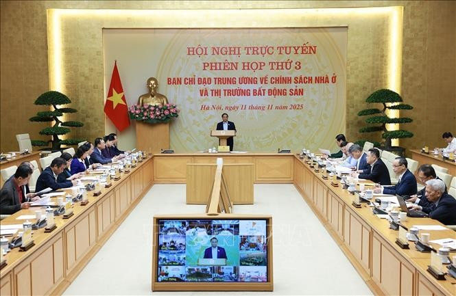 Prime Minister Pham Minh Chinh chairs the third meeting of the Central Steering Committee on Housing Policy and Real Estate Market in Hanoi on November 11. (Photo: VNA) 